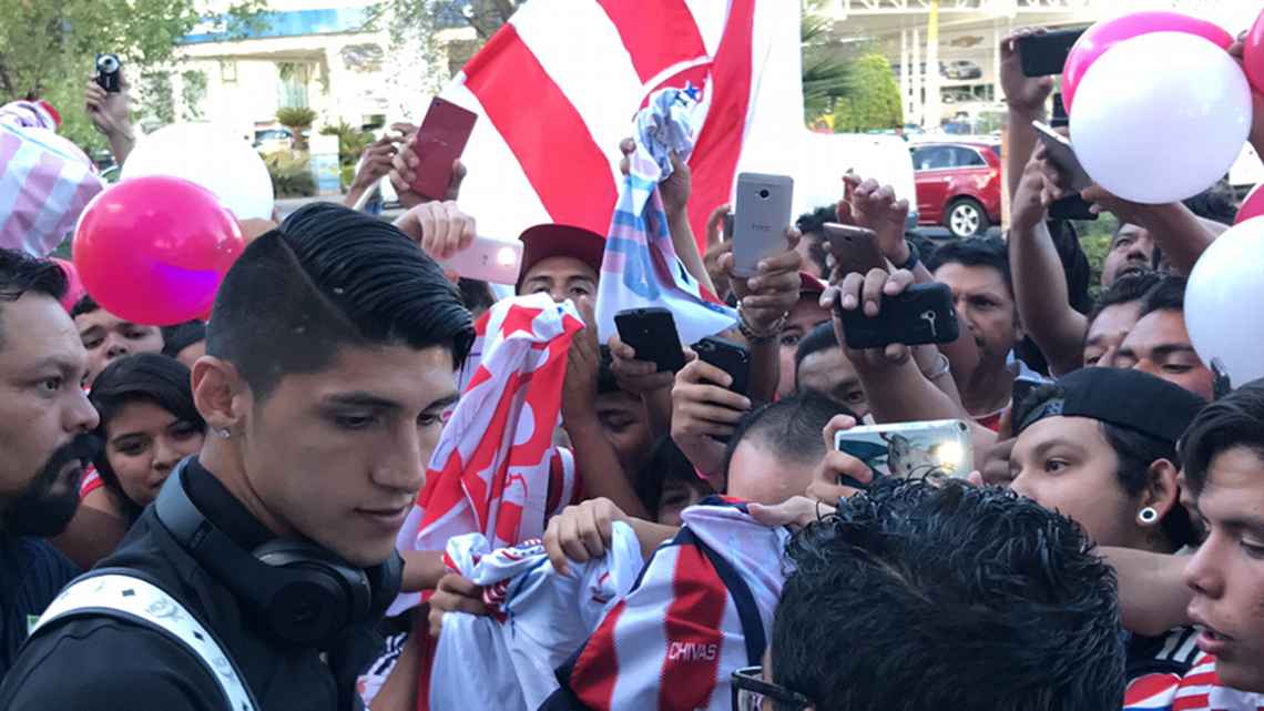 Colorido recibimiento para Chivas en León