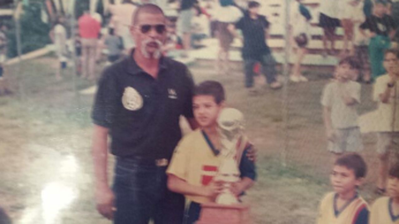 La familia e infancia de Carlos Vela