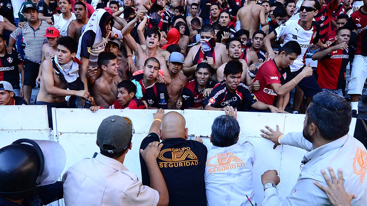 Aficionados de Atlas invaden cancha del Jalisco
