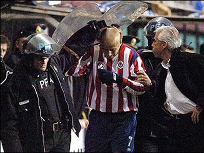 Chino' Benítez recordó cómo Bravo calmó a la porra tras escupitajo al Bofo