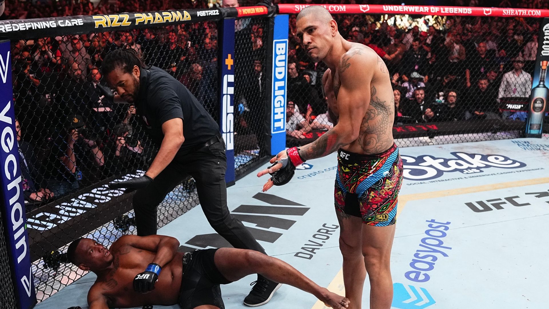 Alex Pereira blasts Jamahal Hill in 1st to retain crown at UFC 300 - ESPN