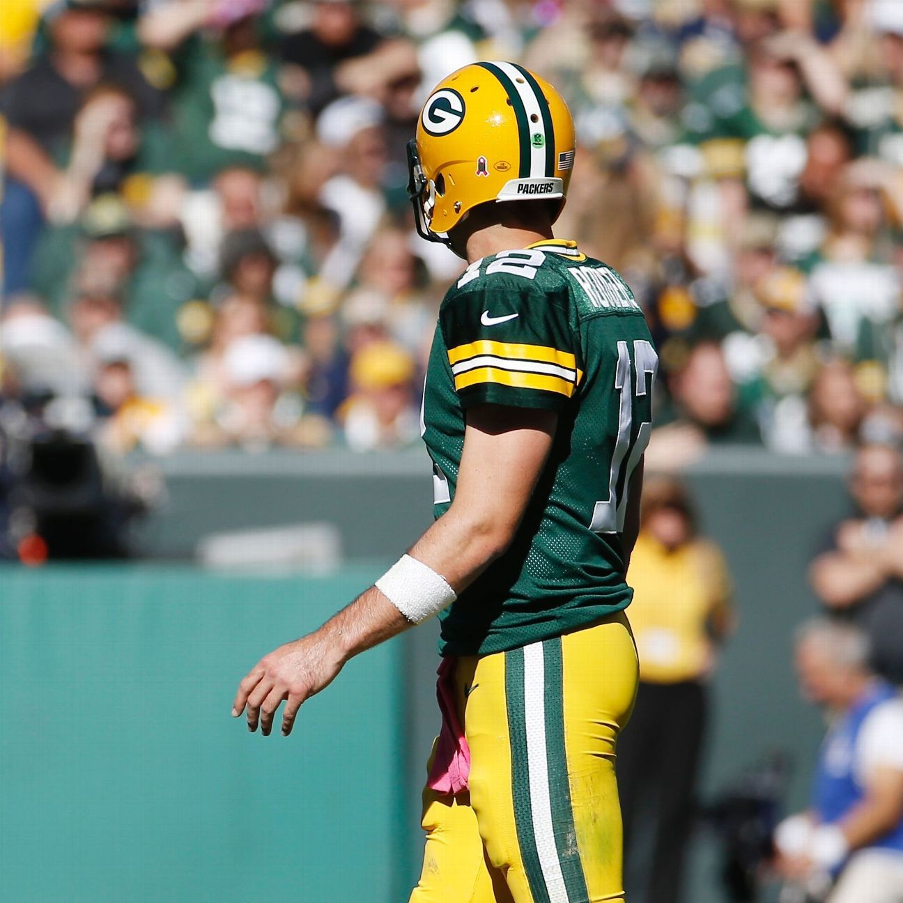 Rodgers throws 1st home pick since '12 in win