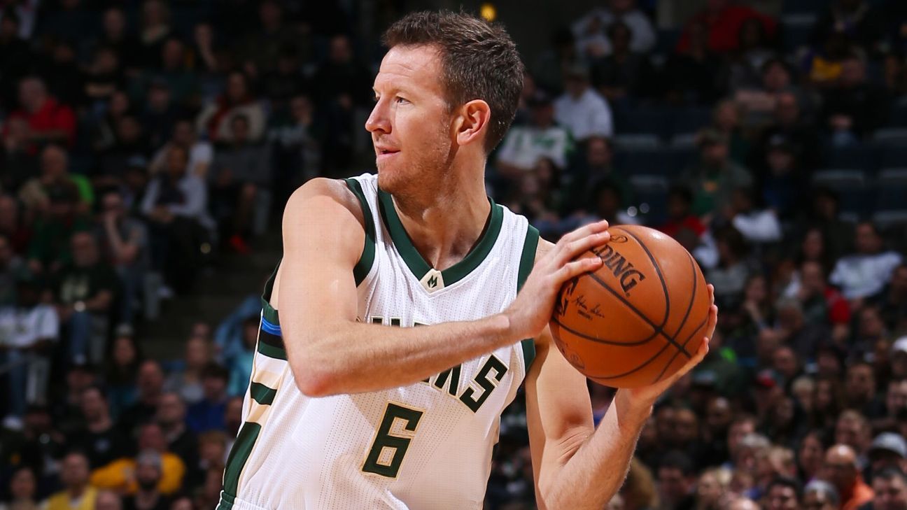 Steve Novak's Milwaukee Bucks ends after left knee injury