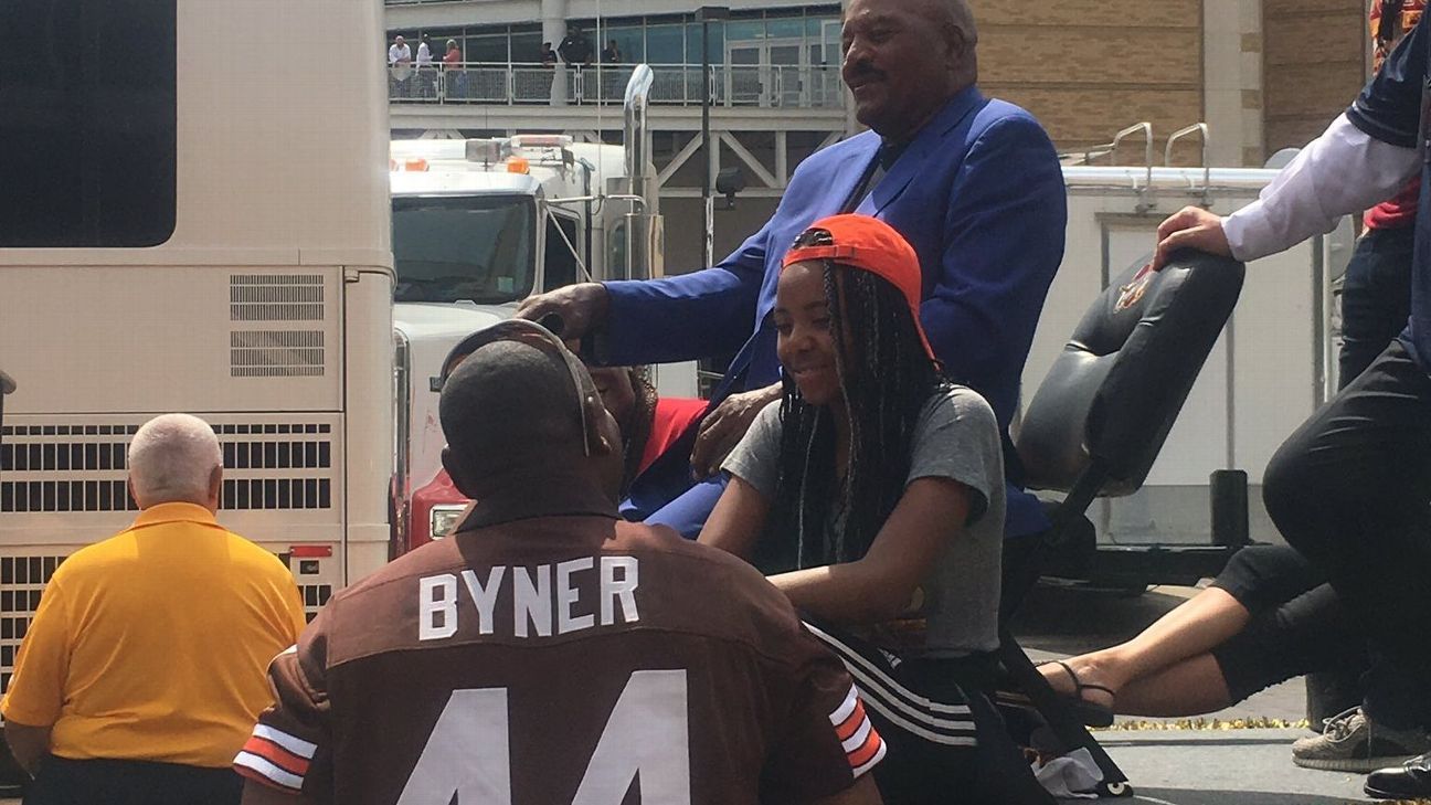 Cleveland Browns legends Jim Brown, Earnest Byner at Cleveland Cavaliers parade
