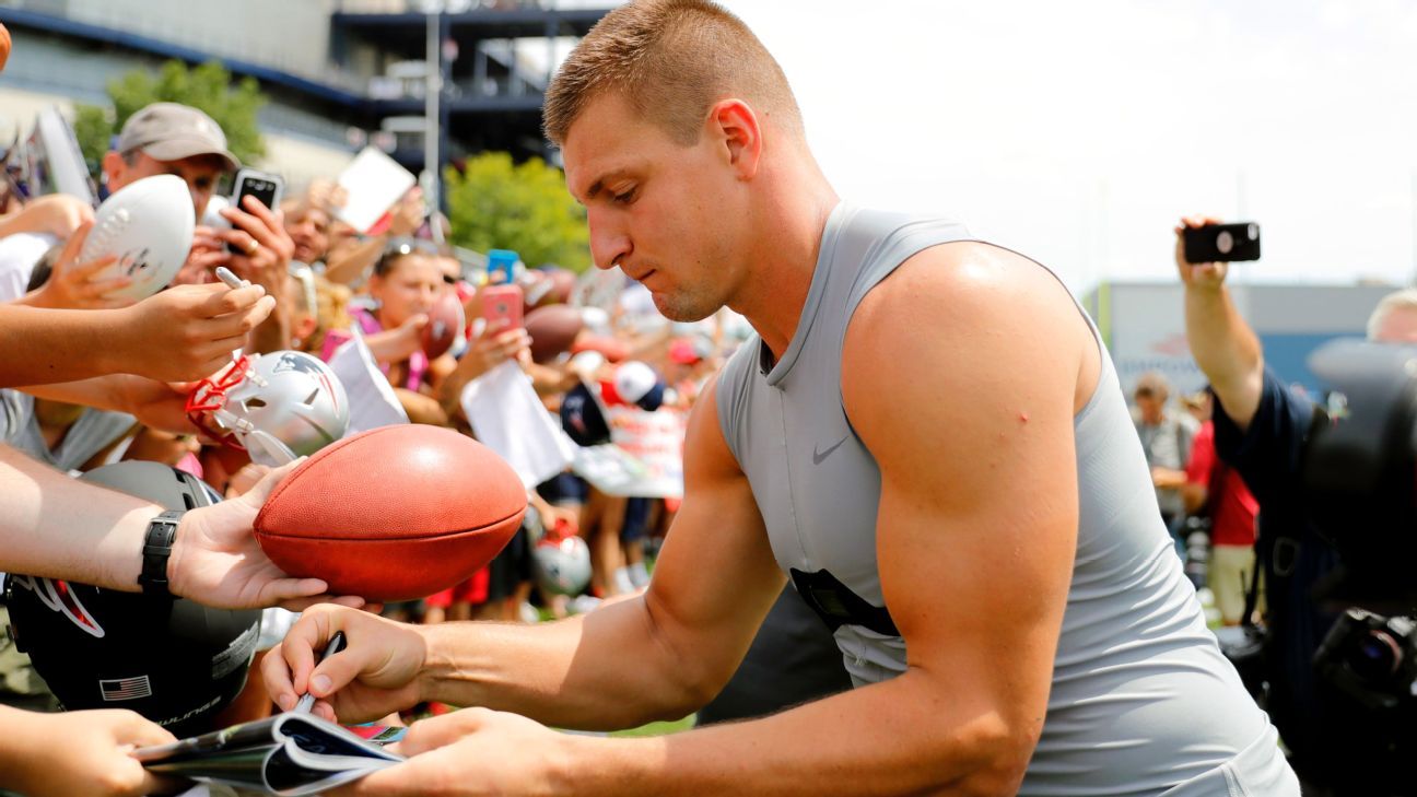 Rob Gronkowski and scrambled eggs prove to be a winning combination