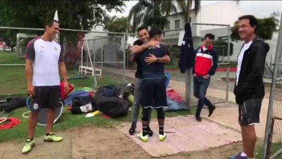 Marco Fabián visita a Chivas