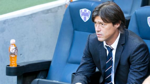 Almeyda viola reglamento al salir a conferencia de prensa