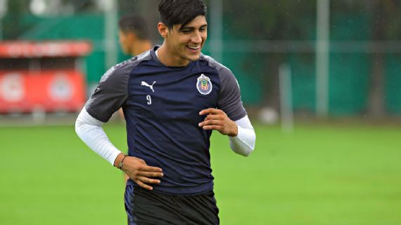 Alan Pulido causa polémica con fans de Tigres por tuit
