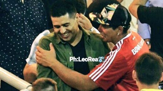 Riquelme y el abrazo que le dio un hincha de River Plate