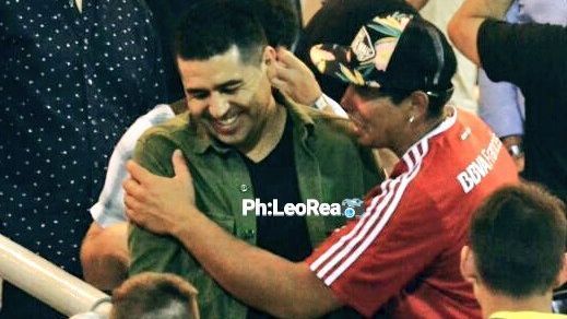 Riquelme y el abrazo que le dio un hincha de River Plate