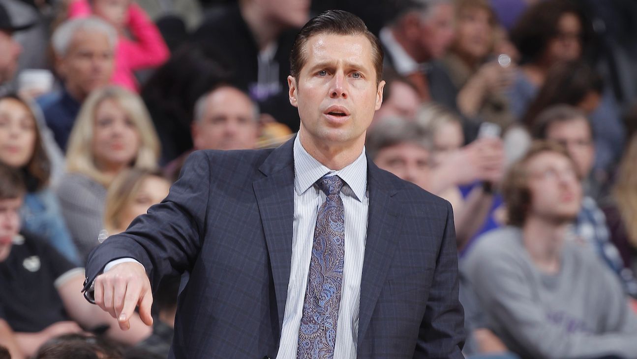 El entrenador de Kings sale de juego por aturdimiento