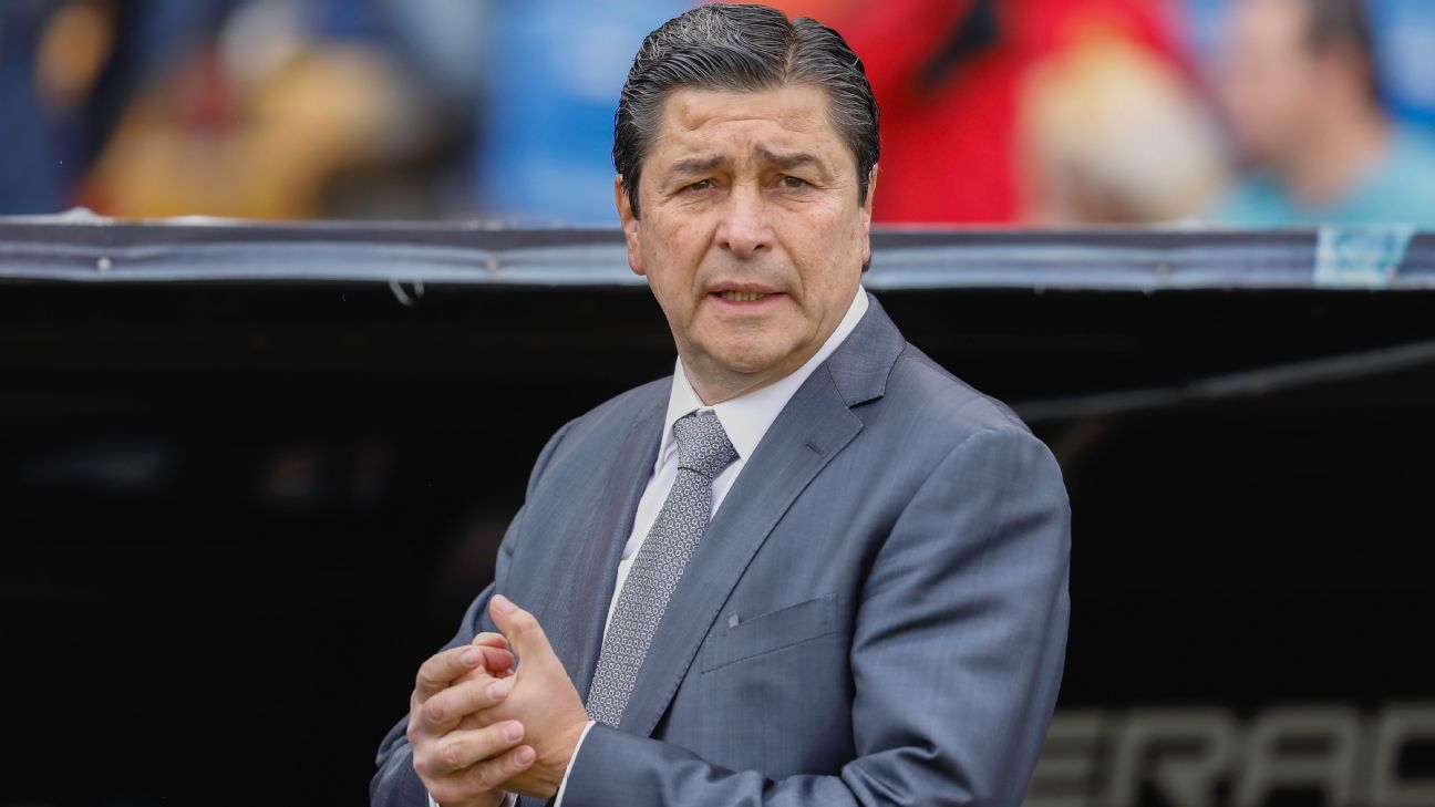 Afición de Querétaro pide la salida de Luis Fernando Tena