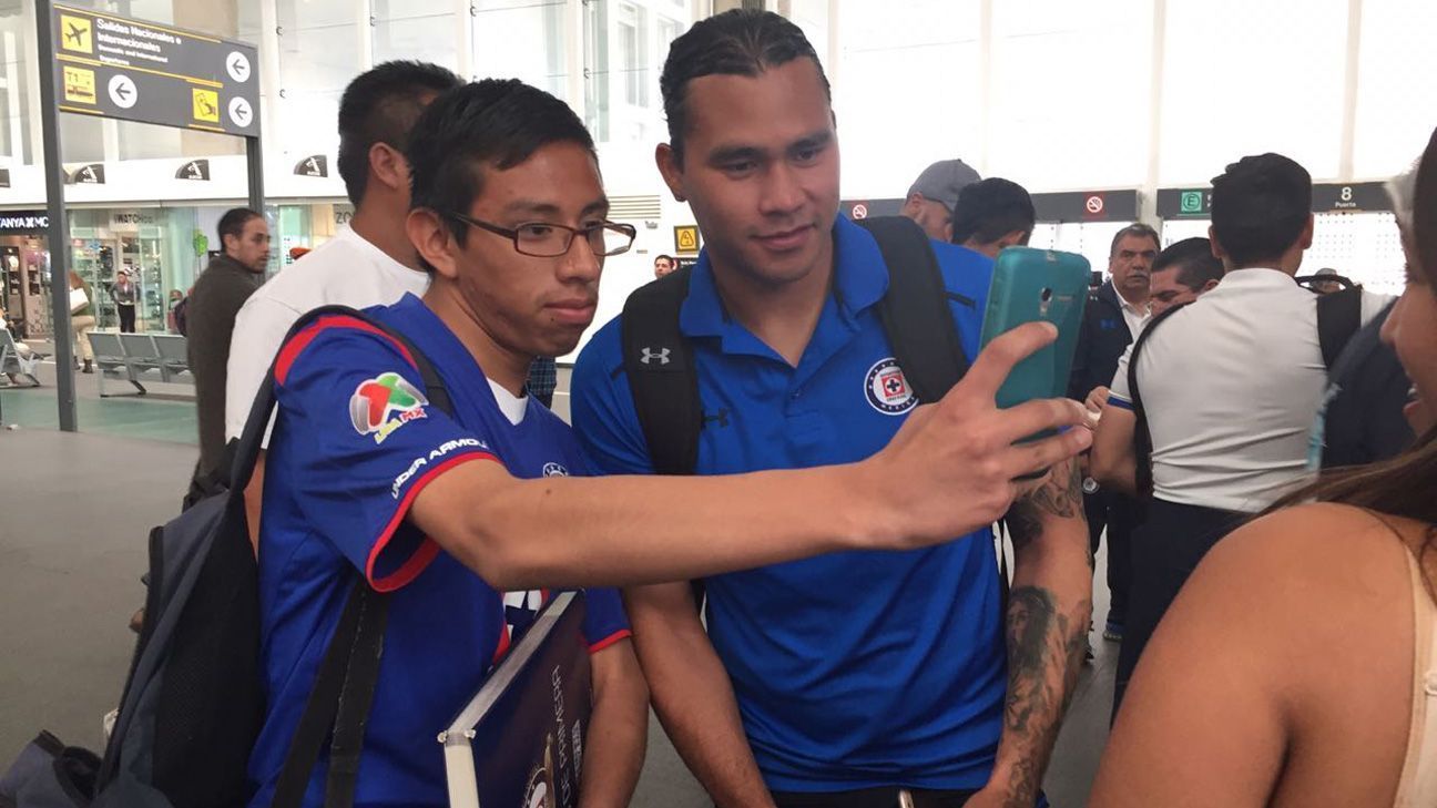 Carlos 'Gullit' Peña, listo para reaparecer con Cruz Azul