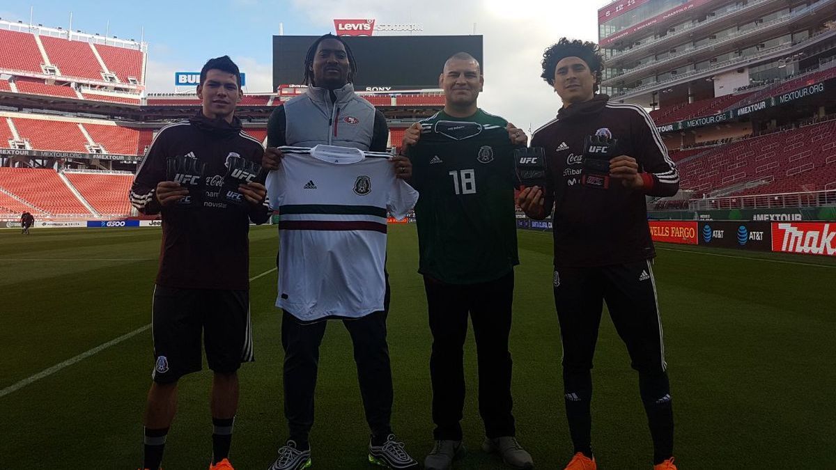 Recibe Tri a Caín Velásquez y jugador de NFL