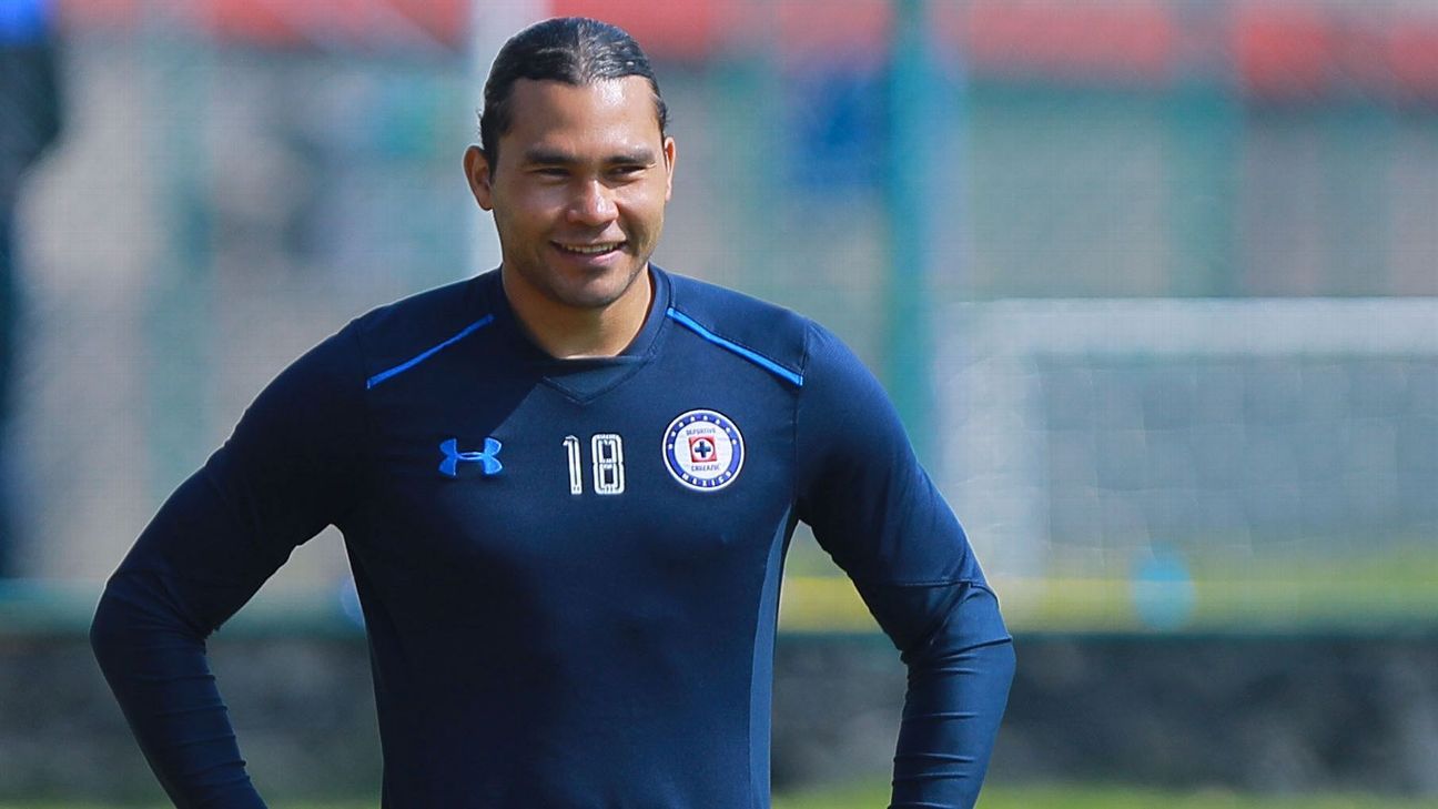 Carlos Peña buys beer after training.