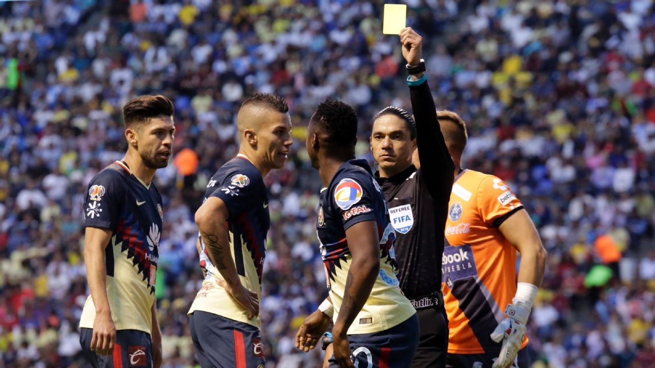 Miguel 'Piojo' Herrera y Mateus Uribe intercambian cortes de manga en el partido contra Puebla