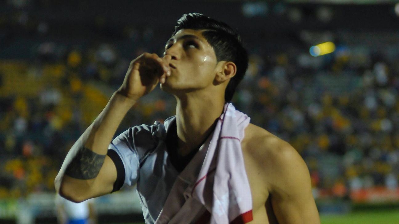 Alan Pulido was booed at the 'Volcano', but he didn't hear them.