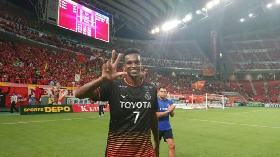 Ex-Corinthians, Jô faz hat-trick e é ovacionado pela torcida japonesa; veja os vídeos