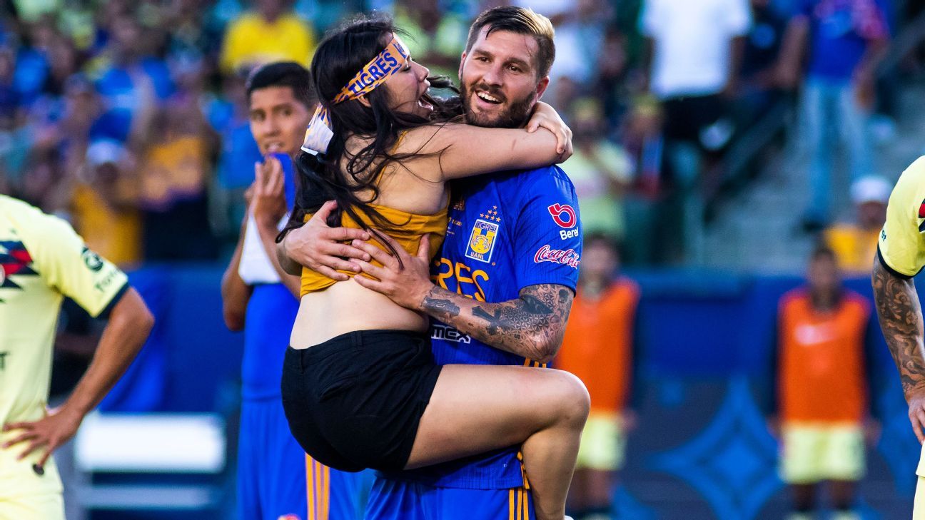 No sabía quién era Gignac, aficionada que se metió a abrazarlo