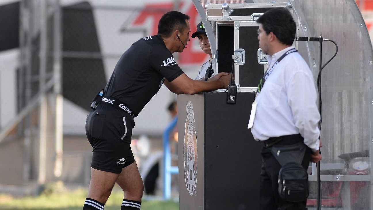 Bravos se queda con un hombre menos tras revisión en el VAR