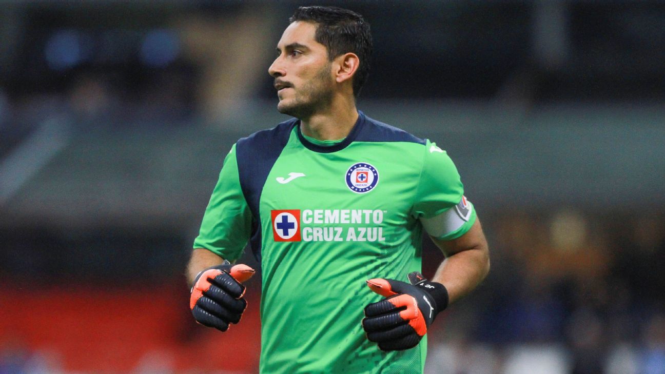 Jesus Corona, on behalf of the Cruz Azul team, supports 'Billy' Alvarez through the UIF investigation.