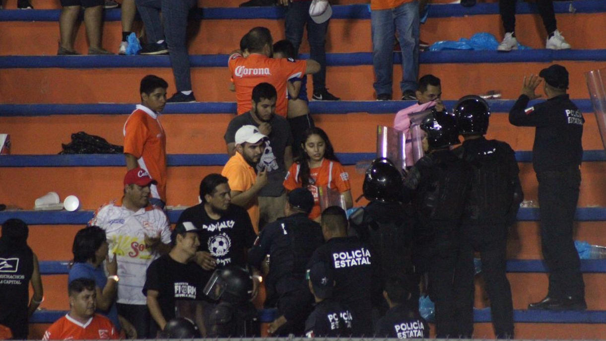 Policía usa gas lacrimógeno para detener riña en duelo de Correcaminos y Chivas