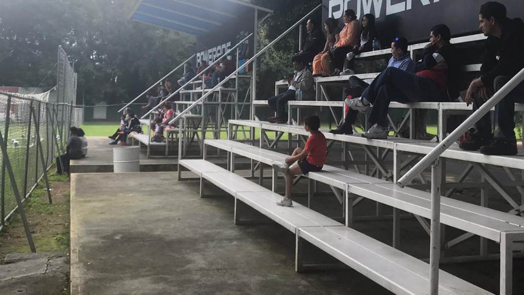 Few fans attended the open training of Chivas.