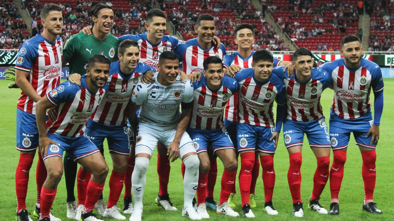 Plantel de Chivas homenajea a Carlos Salcido; directiva lo ignora