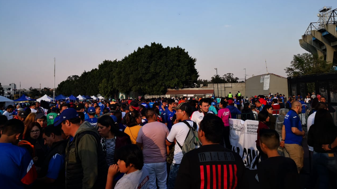 Revendedores generan caos en taquilla del estadio Azteca en juego Cruz Azul vs. Atlas