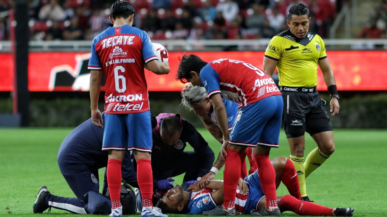 Chivas pierde a Alexis Vega 15 días por lesión en el hombro