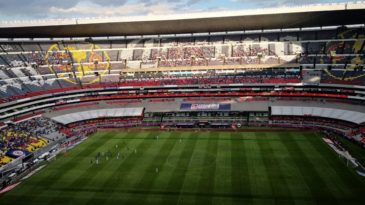 Aficionados van de negro al Azteca; paupérrima entrada para ver Cruz Azul vs. Santos