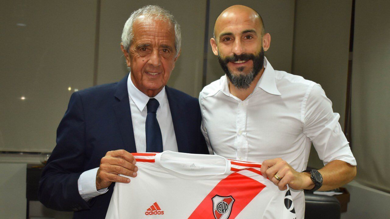 Javier Pinola firmó la renovación con River