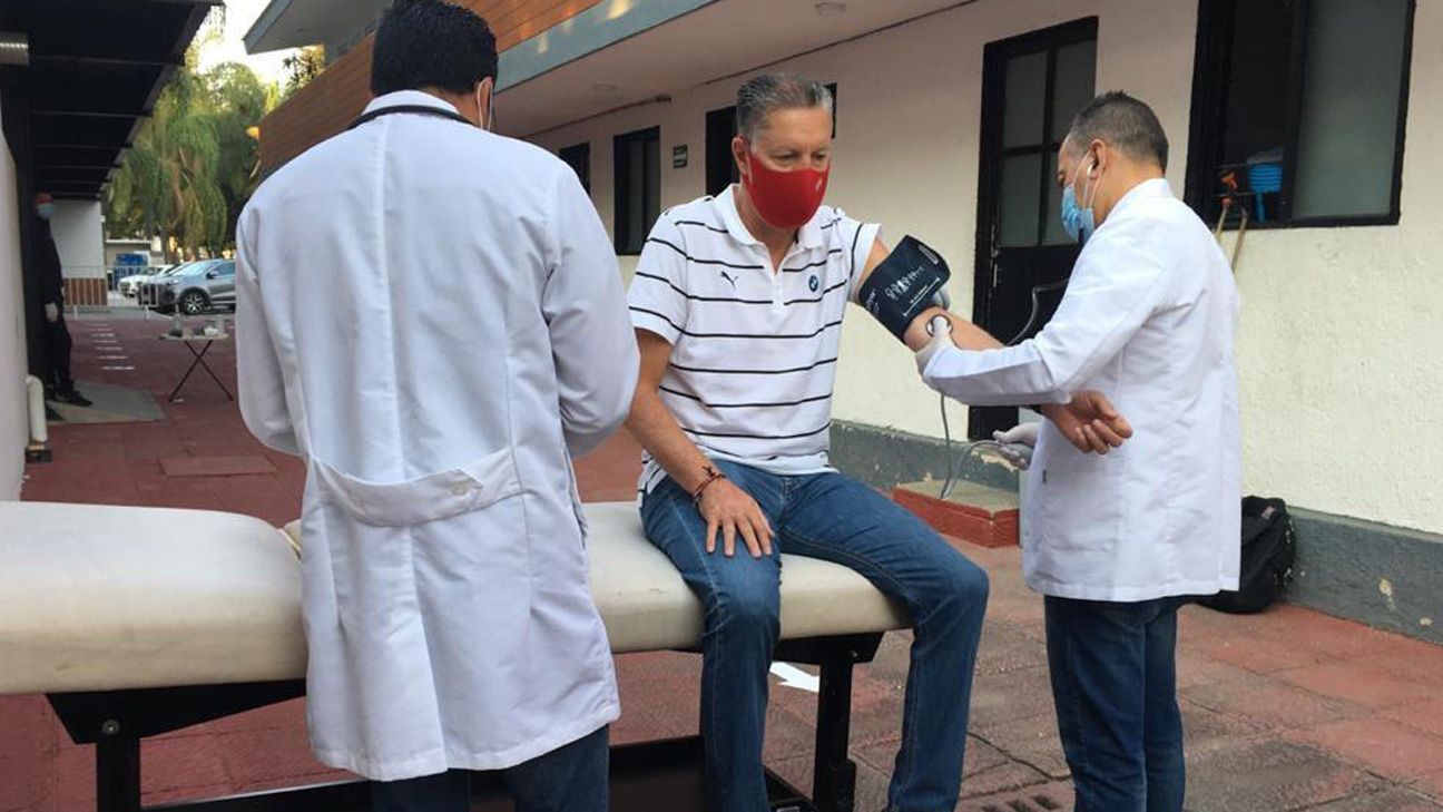 Cuerpo técnico de Chivas se somete a pruebas de COVID-19