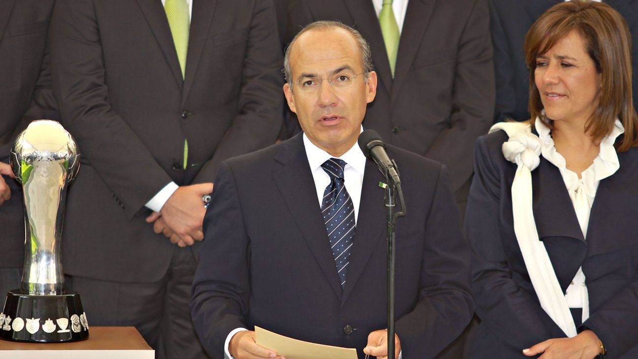 Felipe Calderón protesta por inminente cambio de Monarcas Morelia a Mazatlán