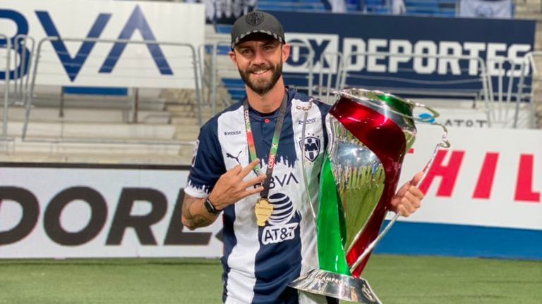 Without playing, Porto congratulates Miguel Layún for Copa MX title.