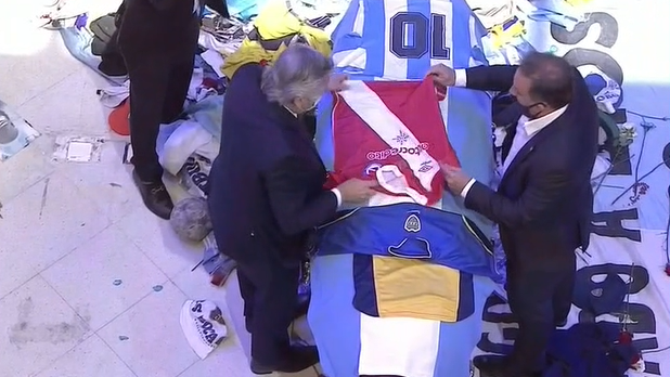 El presidente Alberto Fernández le llevó su ofrenda a Maradona