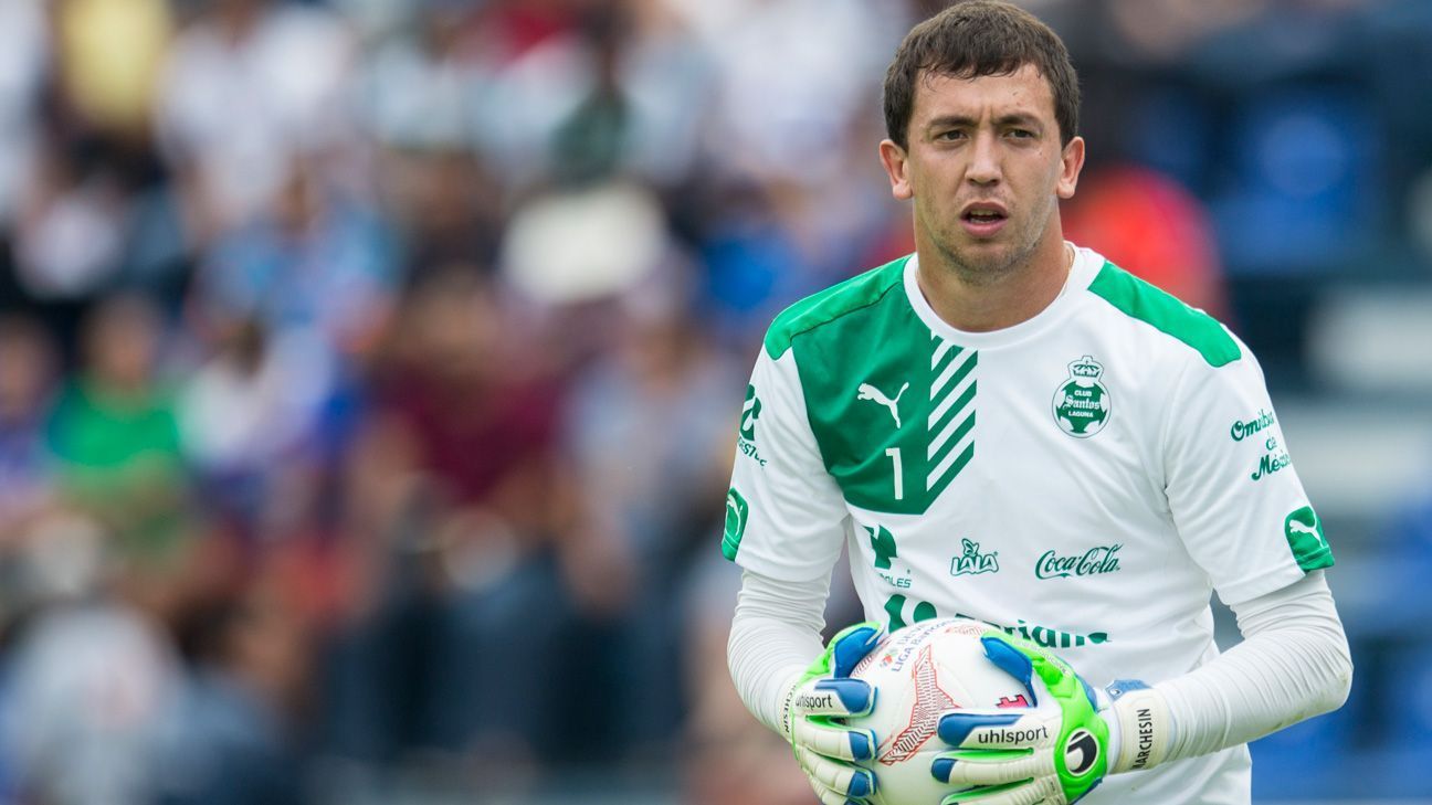 Agustín Marchesín boards the Santos ship for the final.