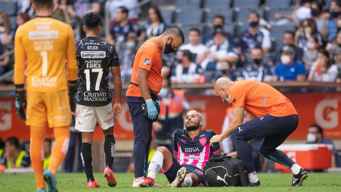Duván Vergara recibió un rodillazo en la cabeza ante Necaxa y abandonó el campo de juego siguiendo el Protocolo de Conmoción Cerebral