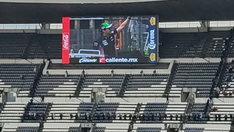 Estadio Azteca corea a 'Checo' Pérez previo al duelo entre América y Tigres
