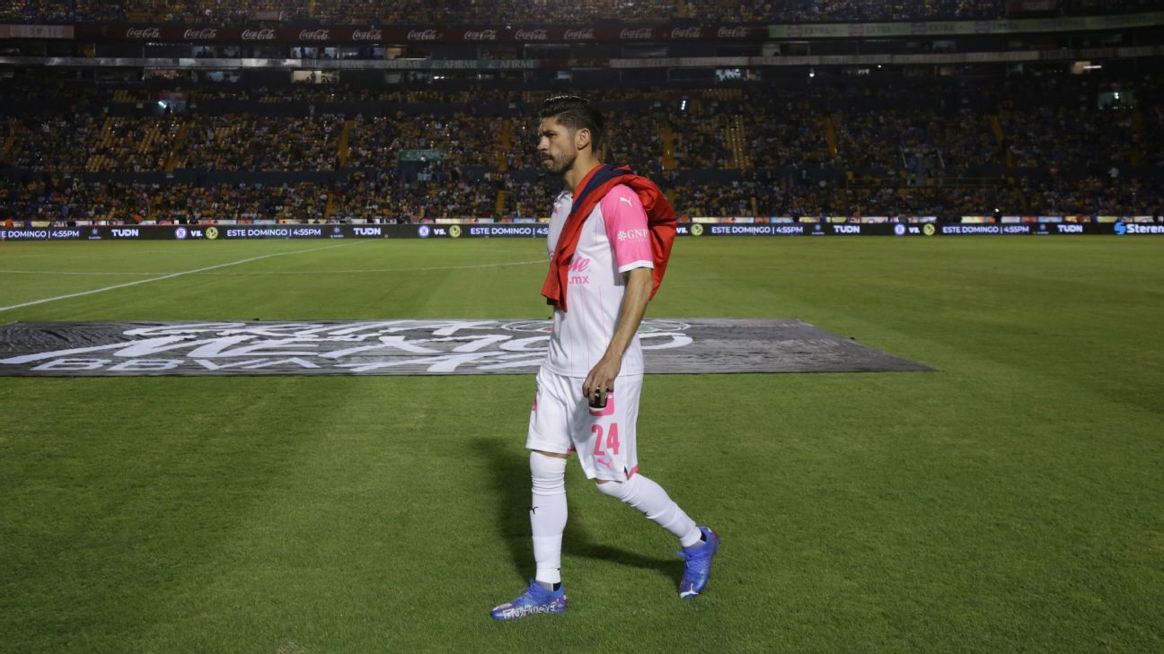 Chivas hace oficial la baja de Oribe Peralta