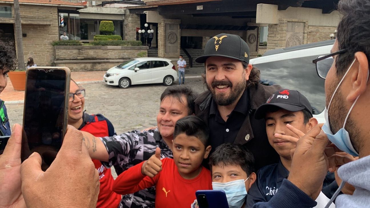 Amaury Vergara entonó cánticos con aficionados a Chivas en Puebla