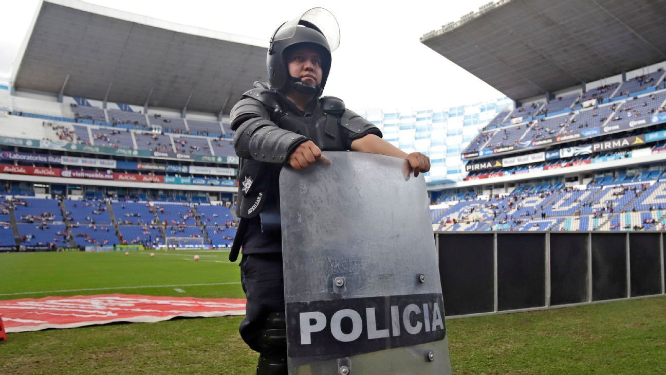 Aficionados de Chivas y Puebla se enfrentaron antes del partido, no reportan detenidos