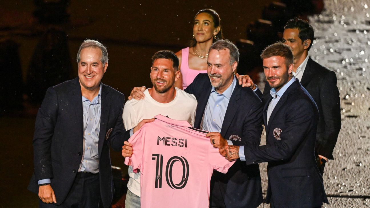 Lionel Messi, Sergio Busquets unveiled as Inter Miami players - ESPN