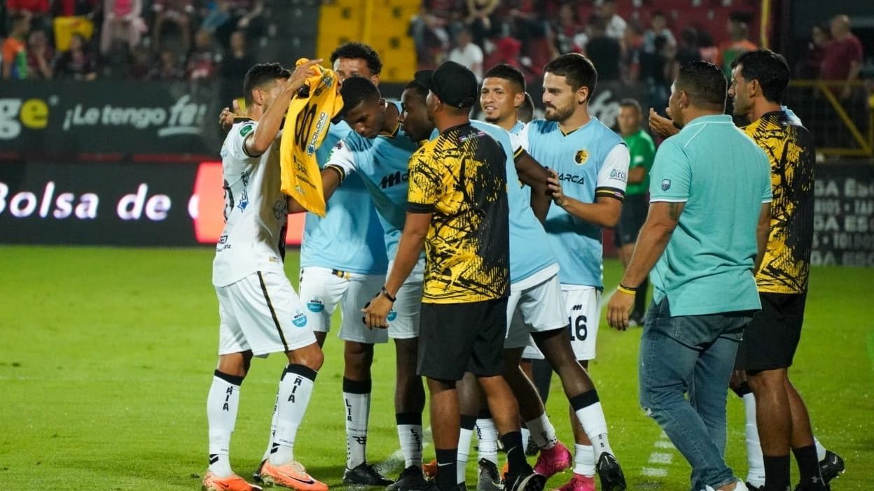 Marvin Angulo lanzó un dardo a Saprissa tras marcar su gol 100 - ESPN