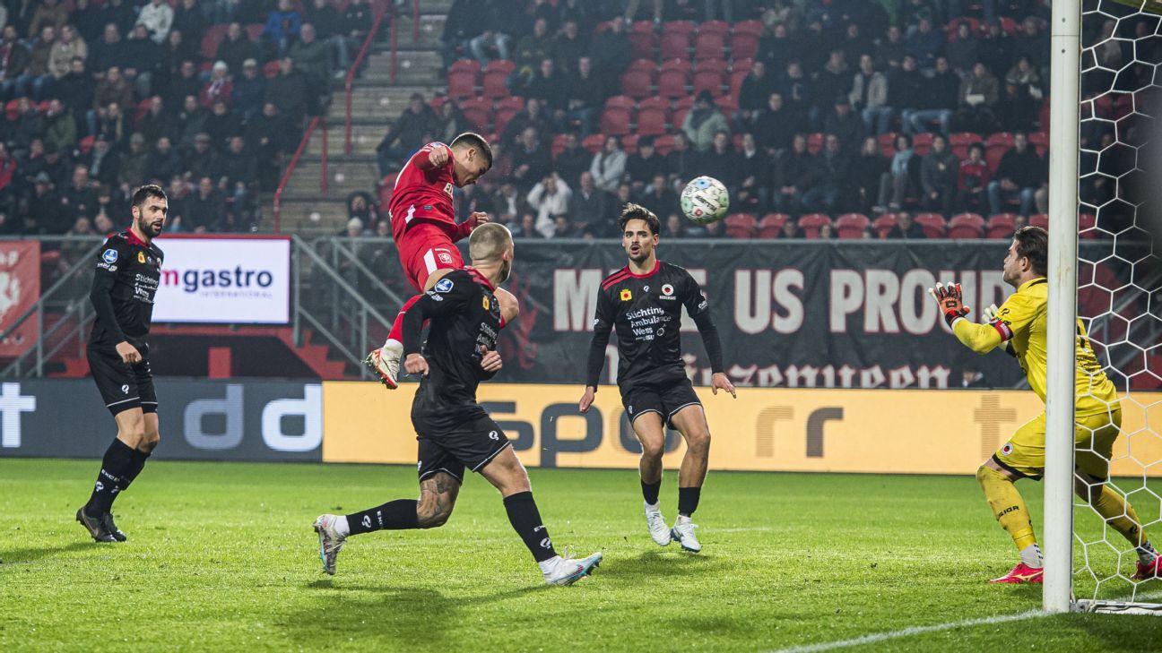 Gol y asistencia para Manfred Ugalde con el Twente que pelea por entrar a Champions - ESPN