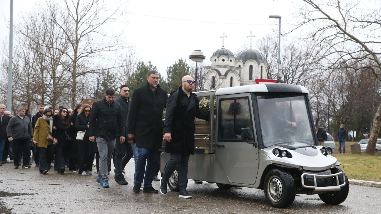 Steve Kerr asiste al funeral de su coach asistente Dejan Milojević en Serbia - ESPN