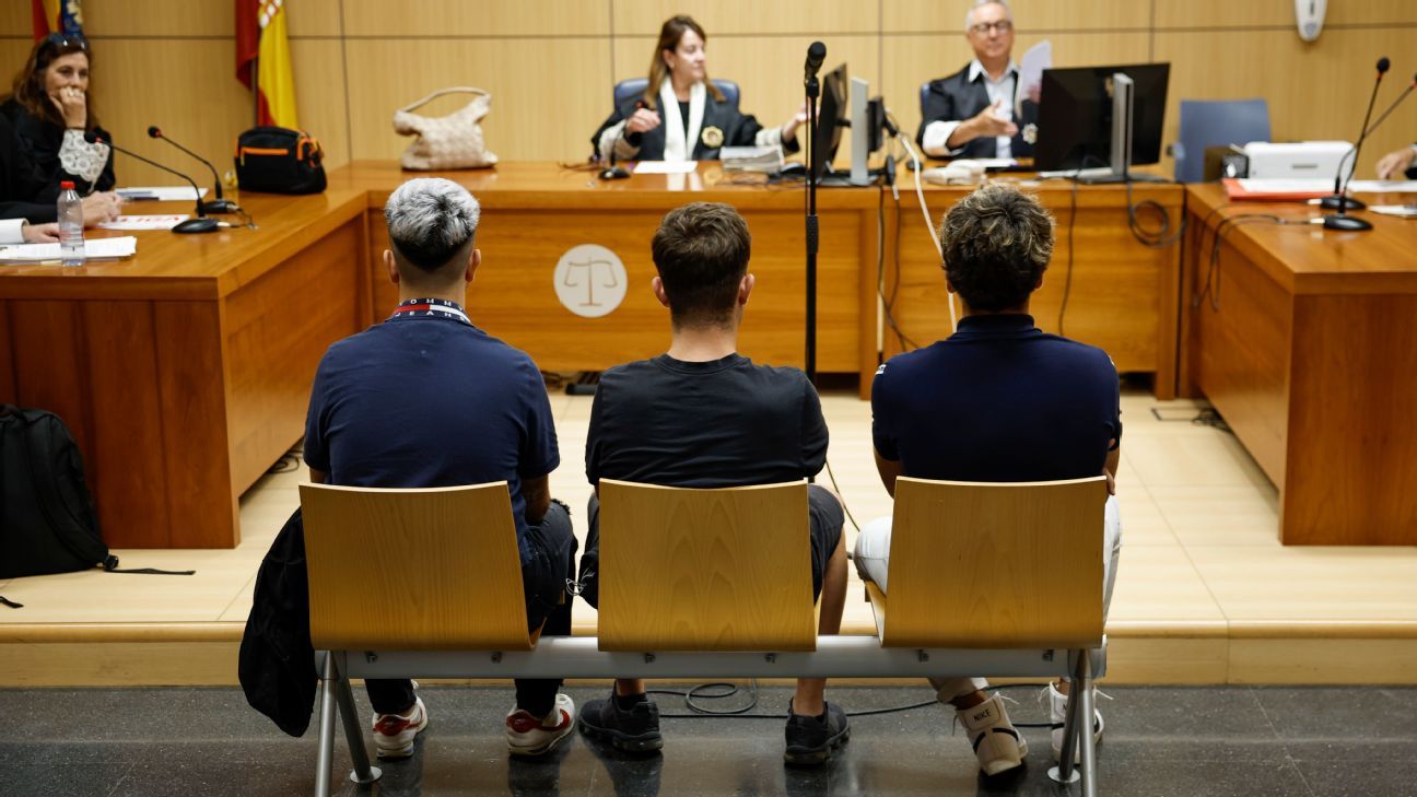 Condenan a prisión a aficionados por insultos racistas a Vinicius - ESPN