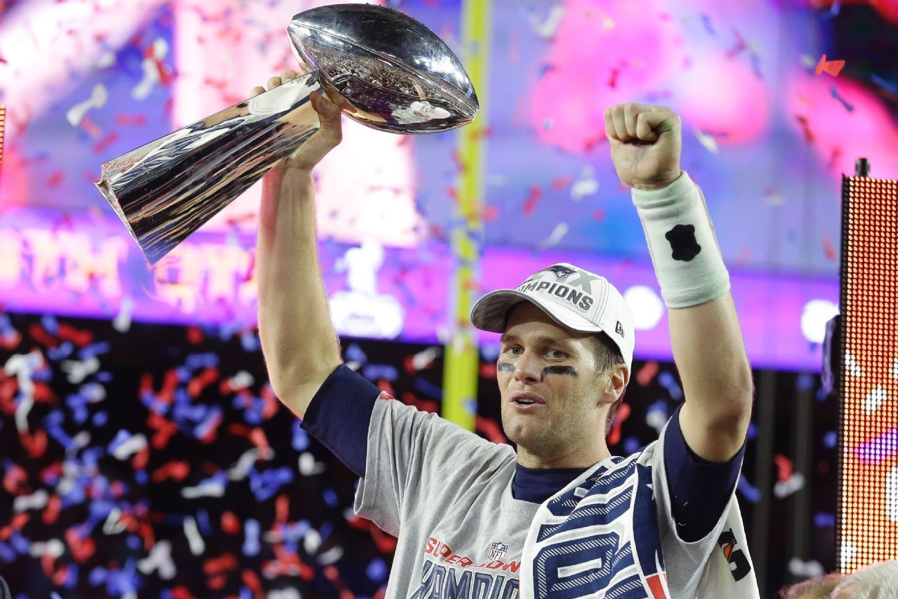 Tom Brady se recuper� de una desventaja de 10 puntos en el �ltimo cuarto para guiar a los New England Patriots a su cuarto t�tulo de Super Bowl, venciendo a los Seattle Seahawks, 28-24, en la edici�n XLIX. Fue su tercer galard�n al Jugador M�s Valioso.