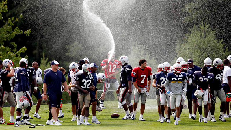 /photo/2010/0811/nfl_rookiehazing03_56.jpg