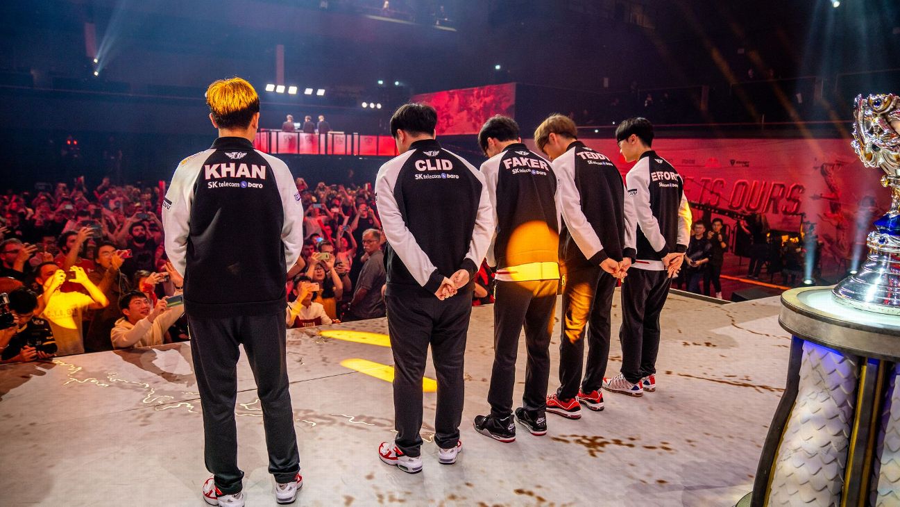 The members of South Korea's T1 bow to the crowd after beating North America's Clutch Gaming during the group stage of the League of Legends World Championship in Berlin.